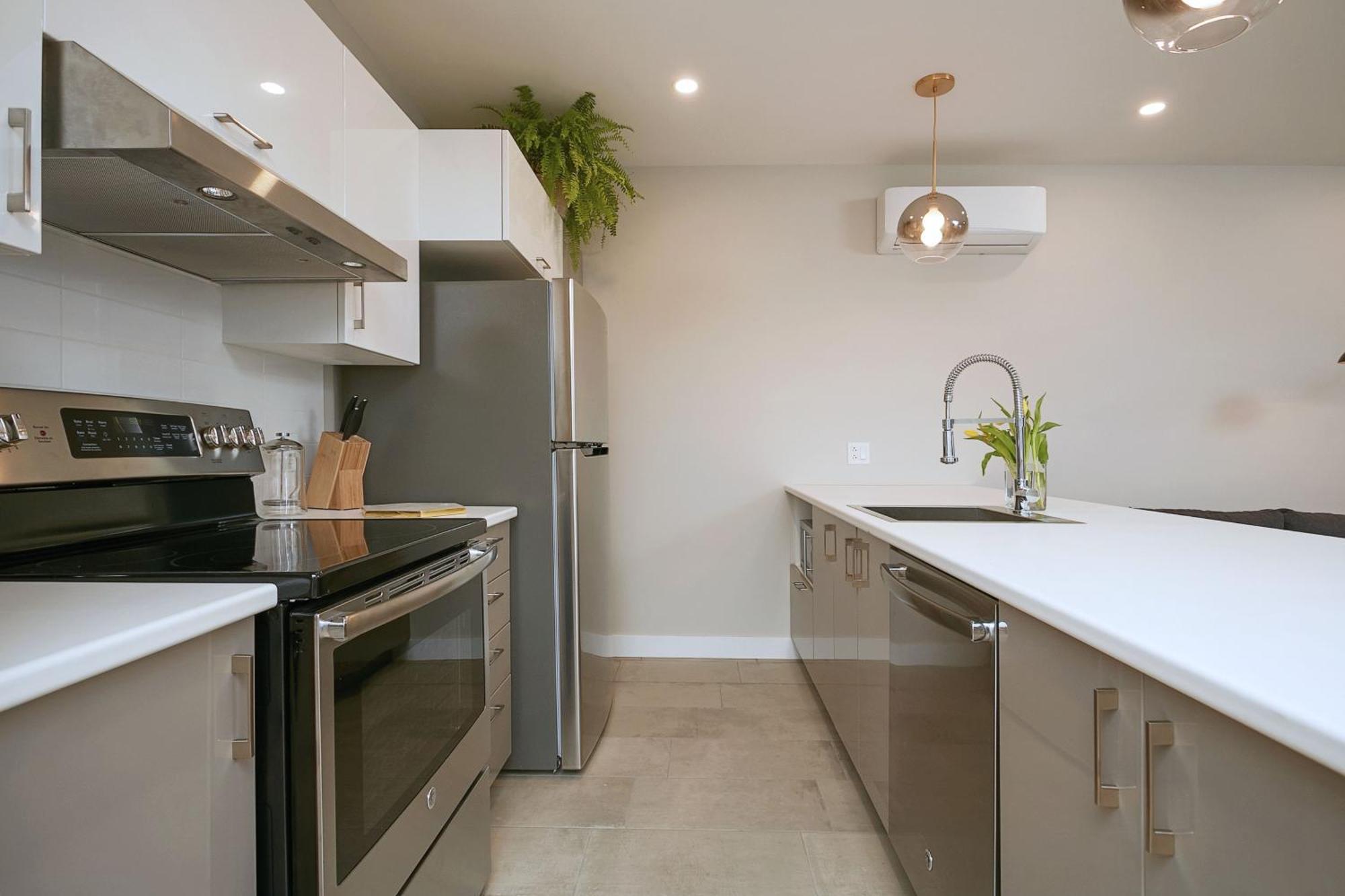 Explore Montreal From Sleek Contemporary Apartment By Den Stays Pokój zdjęcie