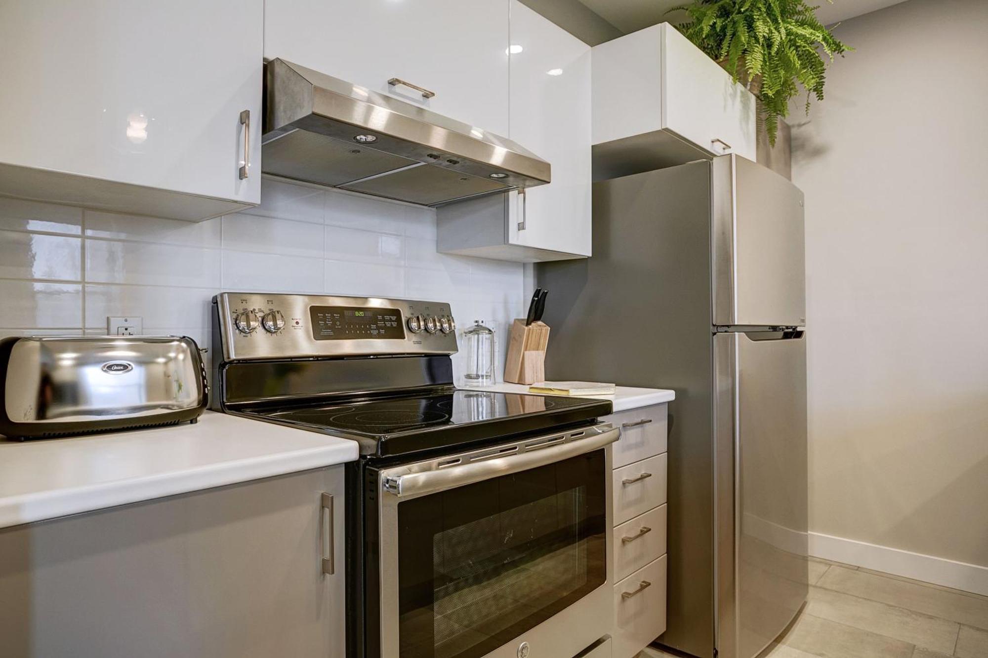 Explore Montreal From Sleek Contemporary Apartment By Den Stays Pokój zdjęcie