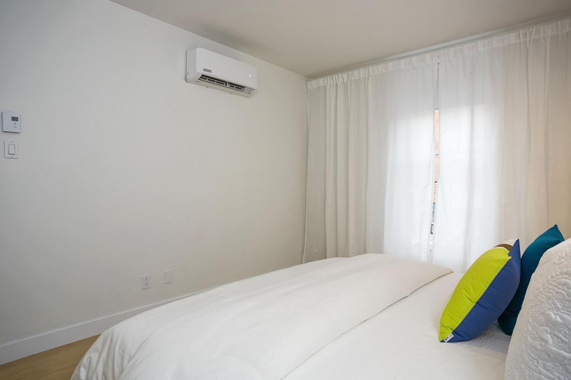 Explore Montreal From Sleek Contemporary Apartment By Den Stays Pokój zdjęcie